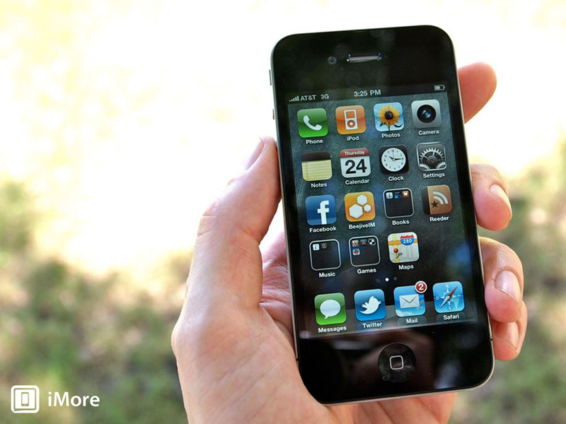 iPhone 4 là một sự lột xác toàn diện cả về thiết kế, phần cứng lẫn phần mềm.