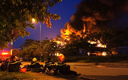 Các anh linh cứu hỏa mệt mỏi nghỉ  ngơi một thoáng tại KCN Việt Nam-Singapore