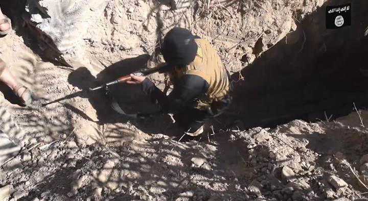Một chiến binh của khủng bố ISIS nhô lên từ một đường hầm 