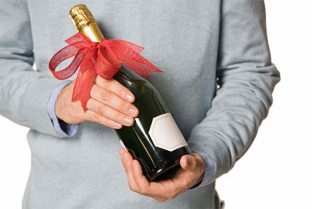 Giỏ trái cây hay chai rượu là món quà Tết biếu sếp được nhiều người lựa chọn