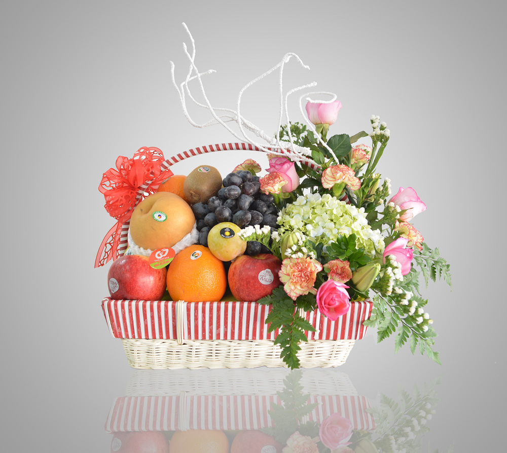 Một giỏ hoa quả tươi ngon và màu sắc hài hòa, bắt mắt là một lựa chọn quà Tết hợp lý