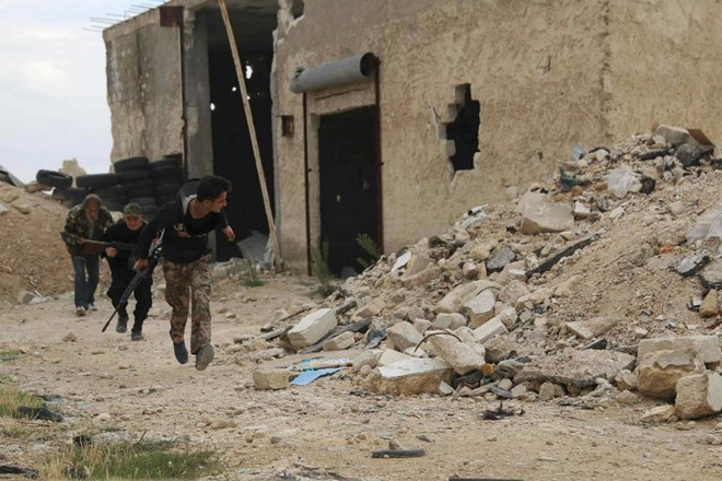 Lực lượng FSA trong một cuộc đụng độ với quân đội chính phủ gần Aleppo