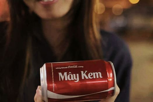 Trước khi Coca sản xuất đại tr&agrave; v&agrave; đưa ra quy định c&aacute;c t&ecirc;n được ph&eacute;p in, người ti&ecirc;u d&ugrave;ng c&oacute; thể được hỗ trợ in l&ecirc;n lon những t&ecirc;n gọi đặc biệt như thế n&agrave;y