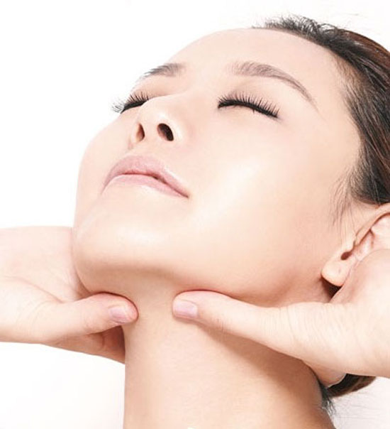 Các thao tác massage đơn giản bằng tay, với thìa hoặc dầu oliu giúp làm thon gọn khuôn mặt