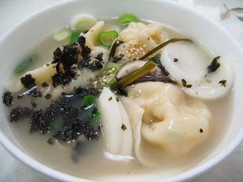 Món canh Tteokguk thơm ngon là đặc sản ăn Tết đem lại may mắn cho người Hàn Quốc