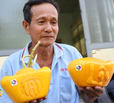 Cặp dưa thỏi vàng nổi chữ Tài - Lộc trở thành đặc sản ăn Tết có giá lên tới 4,5 triệu đồng