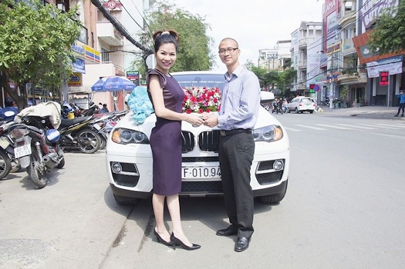 Nữ đại gia Bùi Thị Hà thường xuyên tặng quà sang cho mọi người