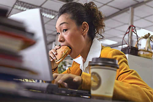 Thói quen ăn uống thiếu khoa học dễ dẫn đến đau dạ dày