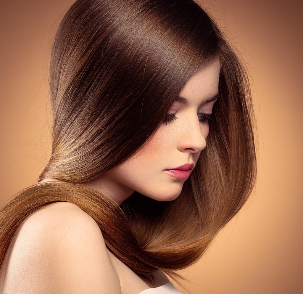 Sử dụng dầu gội cho tóc khô thích hợp sẽ giúp chị em có mái tóc mềm mượt trở lại. Ảnh minh họa