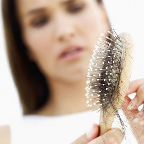 Cần biết cách chọn dầu gội cho tóc rụng để ngăn chặn tình trạng này. Ảnh minh họa