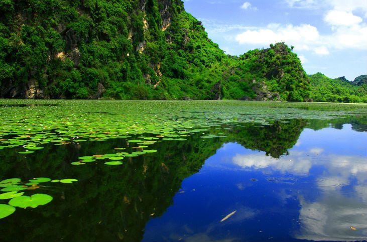 Phong cảnh Hồ Quan Sơn đẹp bởi sự pha quyện giữa những ngọn núi đá vôi 