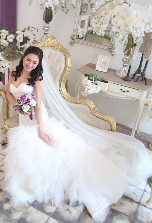 Váy cưới ZeenFocus Studio với điểm nhấn ren ở phần đuôi đáp ứng tiêu chí váy cưới rẻ đẹp của khách hàng