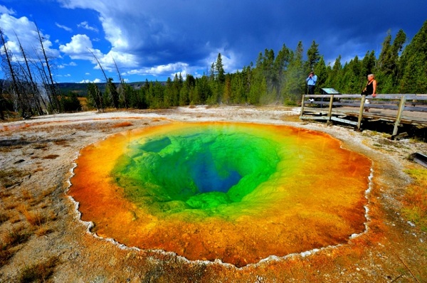 Hồ “Morning Glory” là địa danh trên thế giới bắt nguồn từ một mạch suối nước nóng với màu sắc đặc biệt 