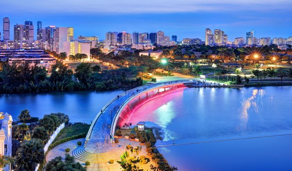 Một trong những địa điểm chơi Valentine được giới trẻ Sài Gòn ưa thích là cầu Ánh Sao