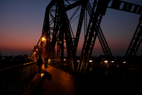 Cầu Long Biên cổ kính những không kém phần lãng mạn, là địa điểm chơi Valentine được nhiều cặp đôi lựa chọn