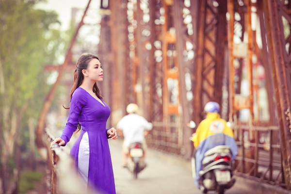 Cầu Long Biên với vẻ đẹp thâm trầm, cổ kính là địa điểm chụp ảnh quen thuộc của nhiều bạn trẻ 