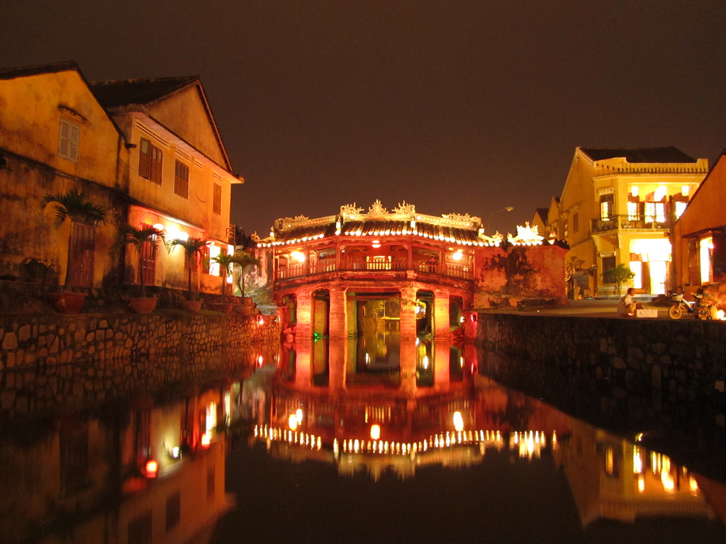 Phố cổ Hội An, Đà Nẵng là địa điểm du lịch Tết thu hút cả khách du lịch trong nước và ngoài nước 