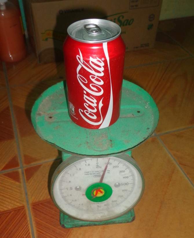 Lon Coca - cola chỉ có trọng lượng khoảng 100g