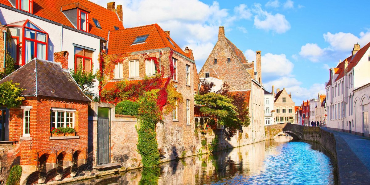 Brugge là điểm đến du lịch mang vẻ đẹp như trong truyện cổ tích với quảng trường mở, những ngôi nhà cổ kính