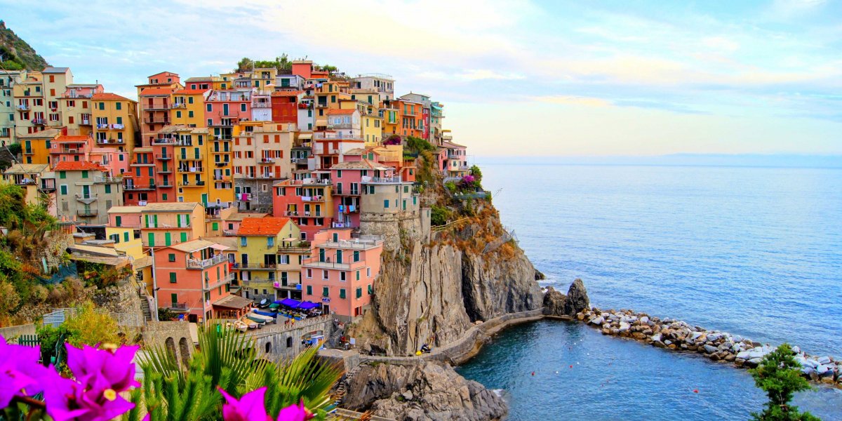 Các bờ đá gồ ghề của bờ biển Riviera, Ý như bước ra từ cuốn tiểu thuyết lãng mạn