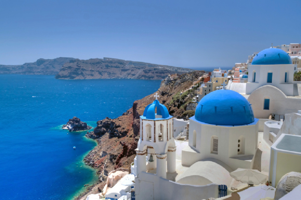 Quần đảo với màu nước ngọc lam là một điểm đến du lịch nổi tiếng của Hy Lạp với những ngọn núi mộc mạc