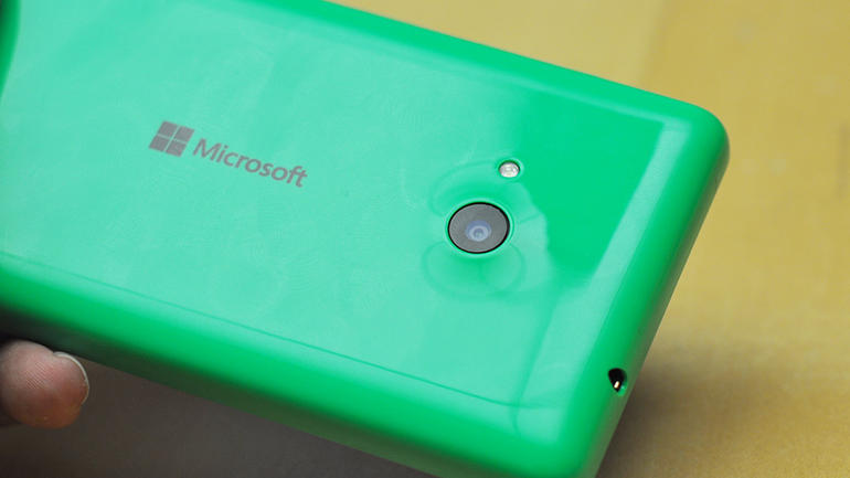 Điện thoại Lumia 535 với tên hãng Microsoft trên thân máy