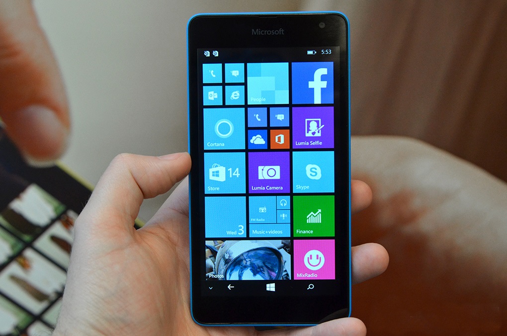 Điện thoại Lumia 535 được trang bị màn hình 5 inch và hai camera 5 MP