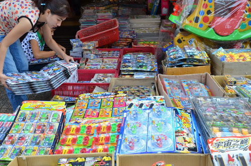 Nhiều loại đồ chơi Trung Quốc có nguy cơ gây ung thư, vô sinh bày bán ở Việt Nam
