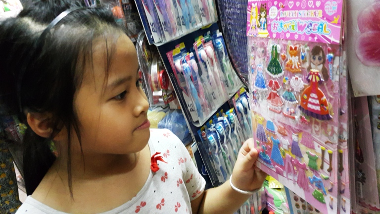 Miếng dán hoạt hình là một trong những đồ chơi Trung Quốc có thể gây ung thư