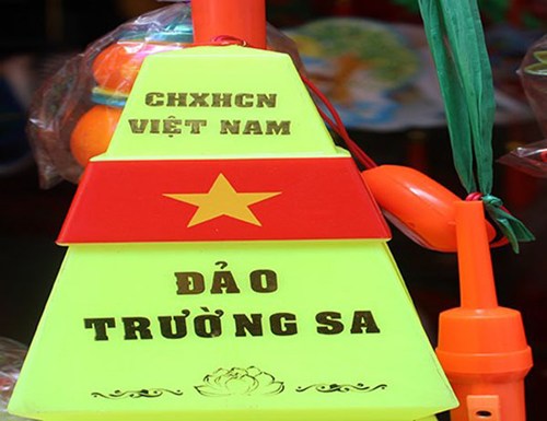 Lồng đèn in cột mốc đảo Trường Sa Việt Nam trong mùa trung thu 2014