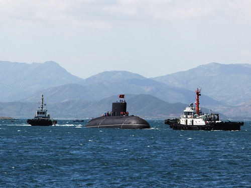 Tàu ngầm ngầm 184 Hải Phòng đang được các tàu hộ tống của Hải quân lai dắt cập cảng Căn cứ Tàu ngầm
