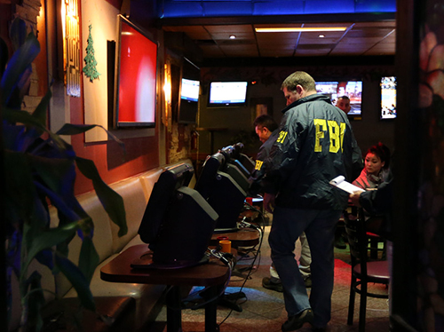Tin tức mới cập nhật hôm nay đưa tin cảnh sát Mỹ đột kích quán cà phê Việt