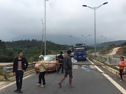 Người dân chặn đường cao tốc Nội Bài-Lào Cai