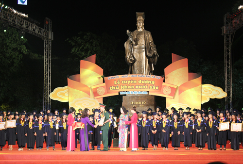 Ngoài thi tuyển, thành phố Hà Nội còn xét tuyển đặc cách những thí sinh tốt nghiệp thủ khoa đại học, bằng giỏi ở nước ngoài
