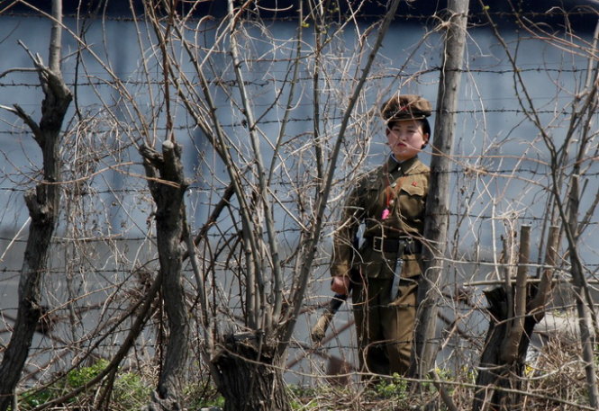 Một nữ cảnh sát Triều Tiên canh gác phía sau hàng rào tại một nhà tù gần biên giới với Trung Quốc