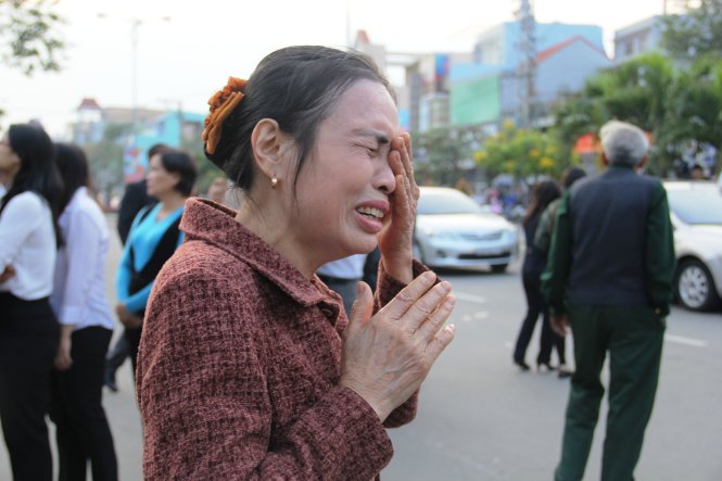 Một người dân lặng lẽ khóc trước nhà ông Nguyễn Bá Thanh