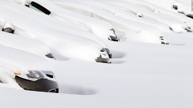 Xe ôtô ở Norwood, Massachusetts ngập chìm trong bão tuyết