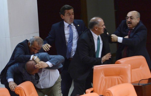 Các nghị sỹ Thổ Nhĩ Kỳ 'choảng' nhau ngay tại phiên họp quốc hội