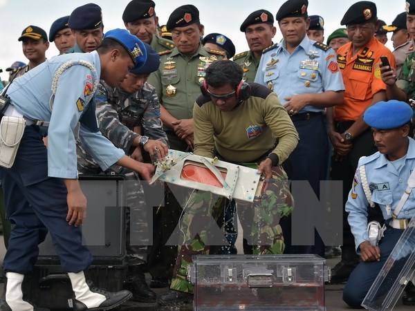 Quân cảnh Indonesia chuyển thiết bị lưu dữ liệu bay của máy bay QZ8501 