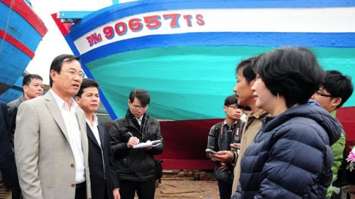 Phó Chủ tịch UBND TP Đà Nẵng Phùng Tấn Viết thăm hỏi, động viên gia đình chủ tàu cá ĐNa 90657 TS