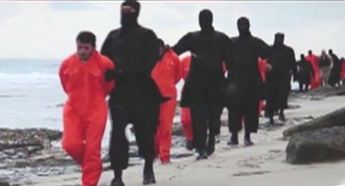 Tay súng IS trong đoạn video hiện lên cao hơn nhiều so với các nạn nhân Ai Cập