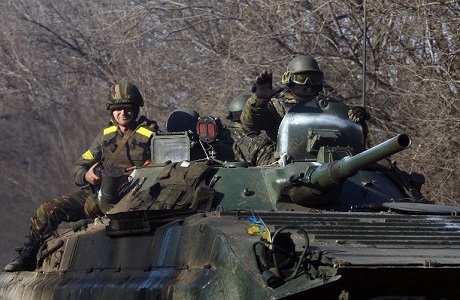 Các quân nhân Ukraine trên xe bọc thép chở lính tại vùng Donetsk, đông Ukraine hôm 22/2