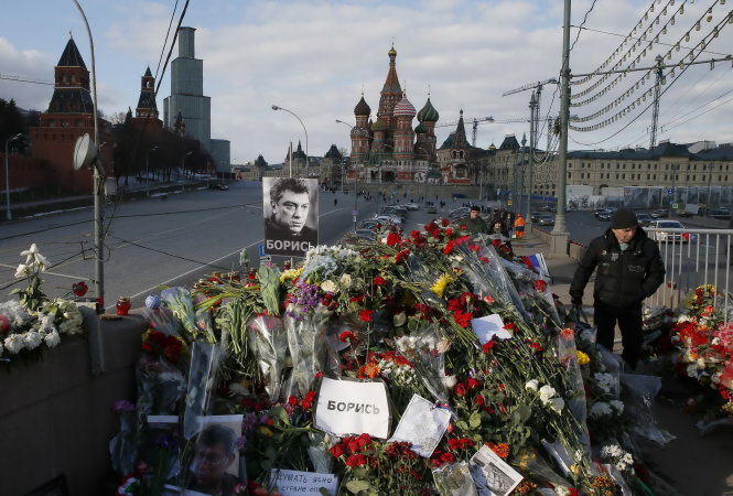 Những đóa hoa tưởng niệm ông Nemtsov được đặt tại hiện trường vụ án 