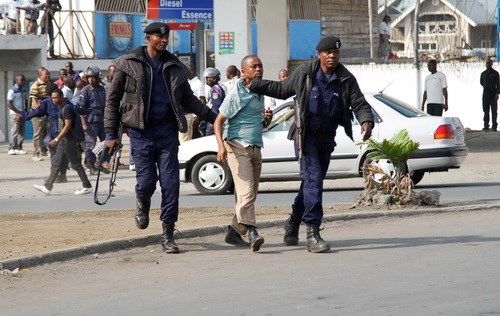 Cảnh sát Congo đang áp giải một người biểu tình phản đối chính phủ hôm 19.1 tại thủ đô Kinshasa