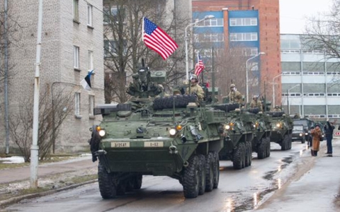 Tin tức mới cập nhật hôm nay cho biết Mỹ tổ chức duyệt binh cách biên giới Nga 300 mét