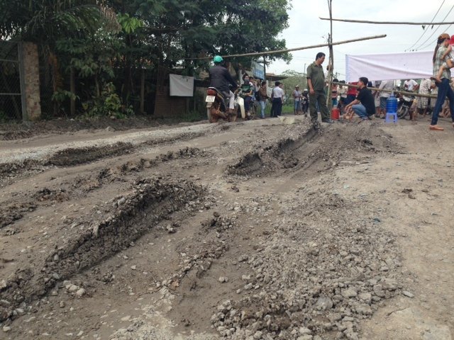 Đoạn đường bị hư hỏng nặng do người dân chặn xe ở mỏ đá Tân Cang