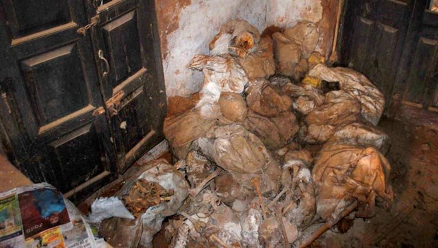 Các bao tải đựng bộ phận thi thể người mới được phát hiện tại sở cảnh sát quận Unnao, bang Uttar Pradesh