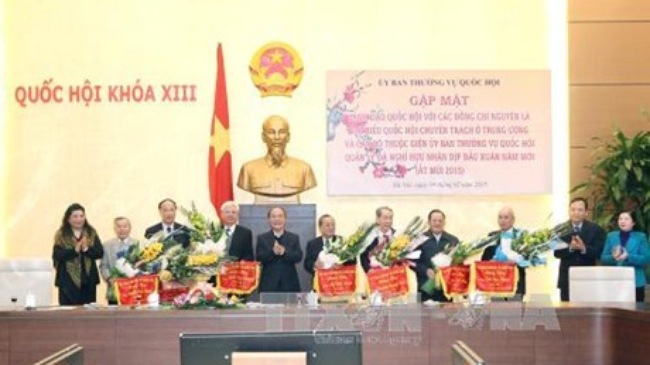 Chủ tịch Quốc hội Nguyễn Sinh Hùng tặng hoa chúc mừng thượng thọ các cán bộ cao tuổi