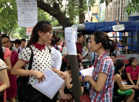 Nộp hồ sơ thi tuyển công chức tại Hà Nội