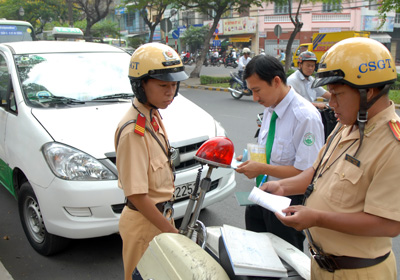CSGT xử phạt một trường hợp đậu xe tại khu vực cấm đậu xe trên đường Hồng Bàng, quận 5 TPHCM.